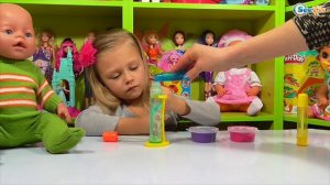 ✔ Кукла Беби Борн и Ярослава проводят опыты – смешивают цвета / Doll Baby Born with Yaroslava ✔