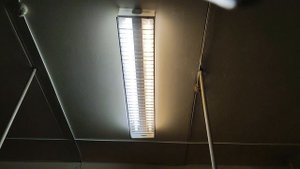 Старт и работа люминесцентных светильников в школьной раздевалке