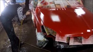 Девушка красит тачку!!! своими руками!!! /The girl colors the car