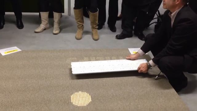 La piastra auto posante di DESSO creata per lasciar passare la luce a led messa a punto da Philips.