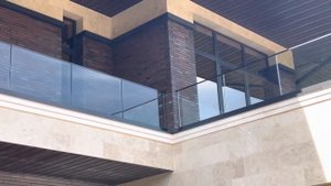 Балконные ограждения из стекла