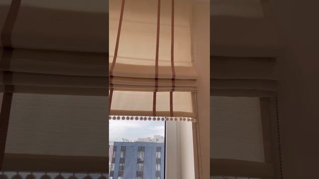Римская штора в полоску с помпонами