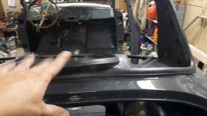 Ремонт ГАЗ 21"Волга" устанавливаю  заднее стекло.