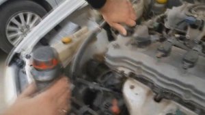 Ниссан АД ,Доливаю масло до уровня