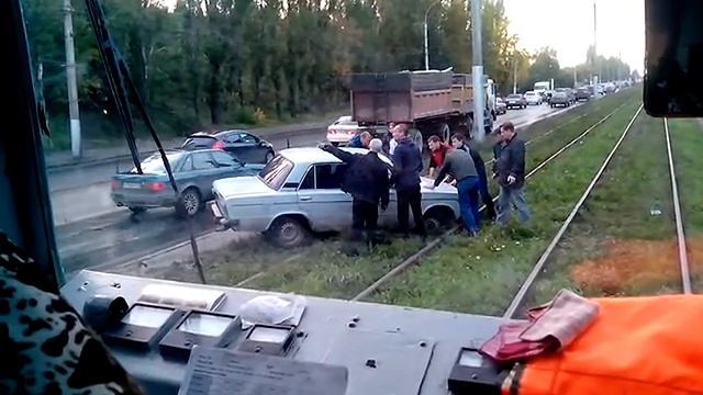 Пробка на трамвайных путях. смотреть онлайн