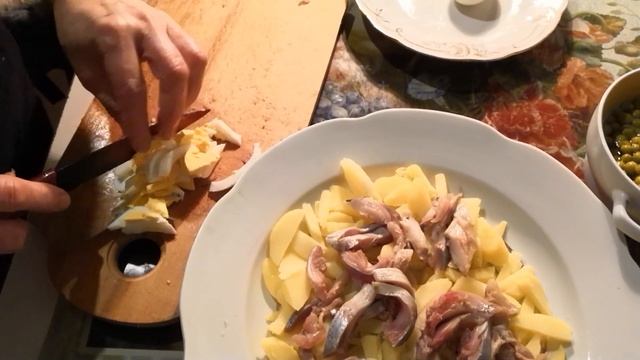 ✅ Рецепт Салата с селёдкой и горошком - Вкусный и сытный - Пальчики оближешь