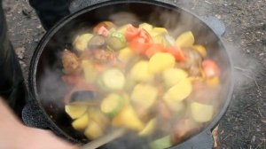 Обалденное блюдо из овощей и мяса в казане на костре !
