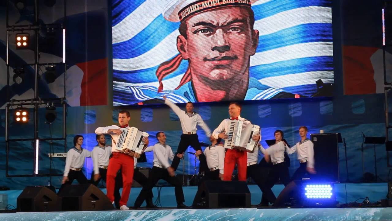 Дуэт аккордеонистов "Штрихкод" Яблочко. День ВМФ Дворцовая площадь смотреть онлайн