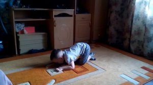 Мальчик ест кошачий корм