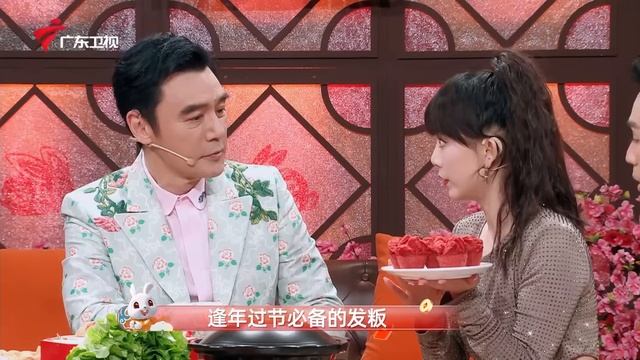 【2023湾区春晚】完整版: 炎明熹周柏豪深情合唱,GAI阿云嘎新歌首秀,更有腾格尔,钟镇涛,林峯,伍珂玥,东山少爷,曾小敏...群星闪耀舞台,全新视听盛宴! #遇兔呈祥大湾区 смотреть онлайн