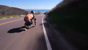 Сумасшедший спуск с горы на лонгборде (скейте)!