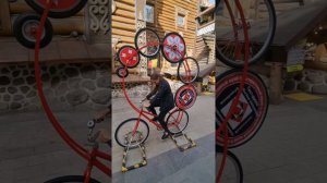 Оксана катается на необычном велосипеде в Измайловском Кремле в Москве
