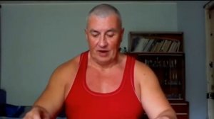 тарелка горохового супа вилкой