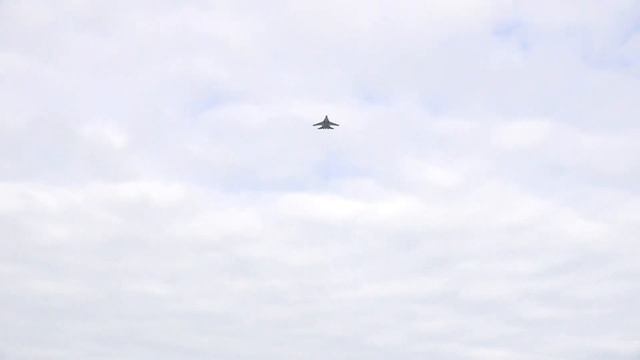 День Победы: Над Ярославлем пролетели военные самолеты смотреть онлайн