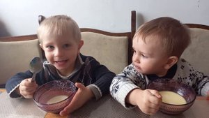 РЕБЁНОК КУШАЕТ САМ