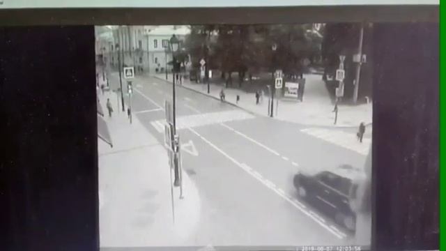 Доставка еды на электросамокате нарушая ПДД РФ попадает под автомобиль смотреть онлайн