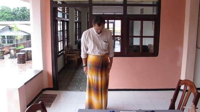 How to wear a sarong for man or woman , porter un sarong. Javanese style смотреть онлайн