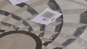 Укладка панно из керамогранита изготовленного с помощью гидрорезки