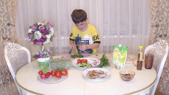 ГОТОВИМ ШАУРМУ - Мелкий TV | #melkijtv смотреть онлайн