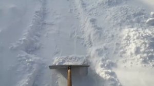 Чистим снег во дворе быстро и эффективно