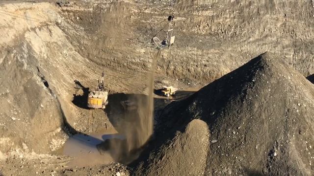 Шагающий экскаватор ЭШ. Добыча золота в карьере. смотреть онлайн