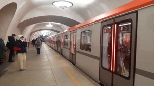 Поезд Балтиец на станции Площадь Востания