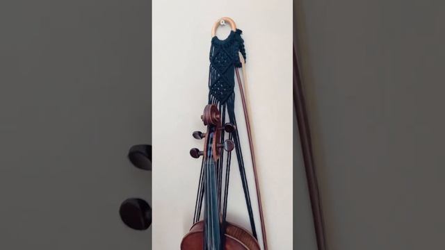 Macrame violin hanger with bow holder #macramedesigns #shopsmall #violin #homedecor #smallbusinessu смотреть онлайн