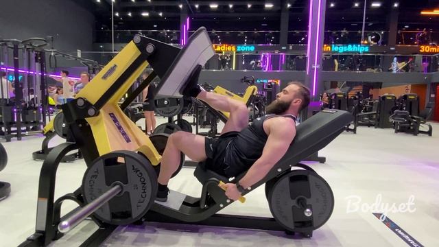 Жим одной ногой Technogym смотреть онлайн