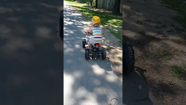 Бензиновый квадроцикл, подарок Деда на 5 лет. смотреть онлайн