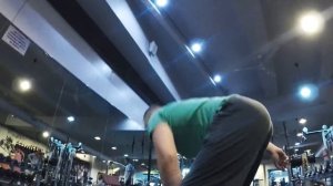 Подъем гантели с пола и жим ее вверх от плеча одной рукой