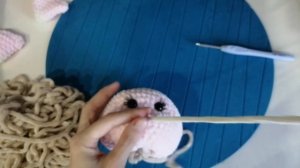 Кошка мастер класс крючком из плюшевой пряжи. Часть 7