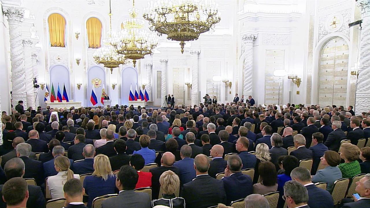 На торжественной церемонии в Кремле присутствовали члены правительства, депутаты, сенаторы