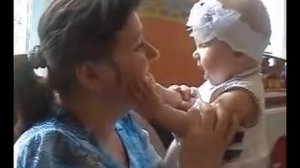 Игра матери и слепого недоношенного младенца. 8 месяцев
