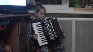 1. Сандра Круглова 5 лет - Аккордеон (1 месяц обучения)