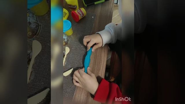 Домнул смынтынэ лепит крокодила из пластилина.