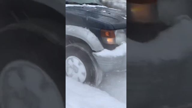 Паджерик за 250 тысяч ? Или Нива за 150 ? Паджеро валит сквозь снег. Блокировка заднего моста.
