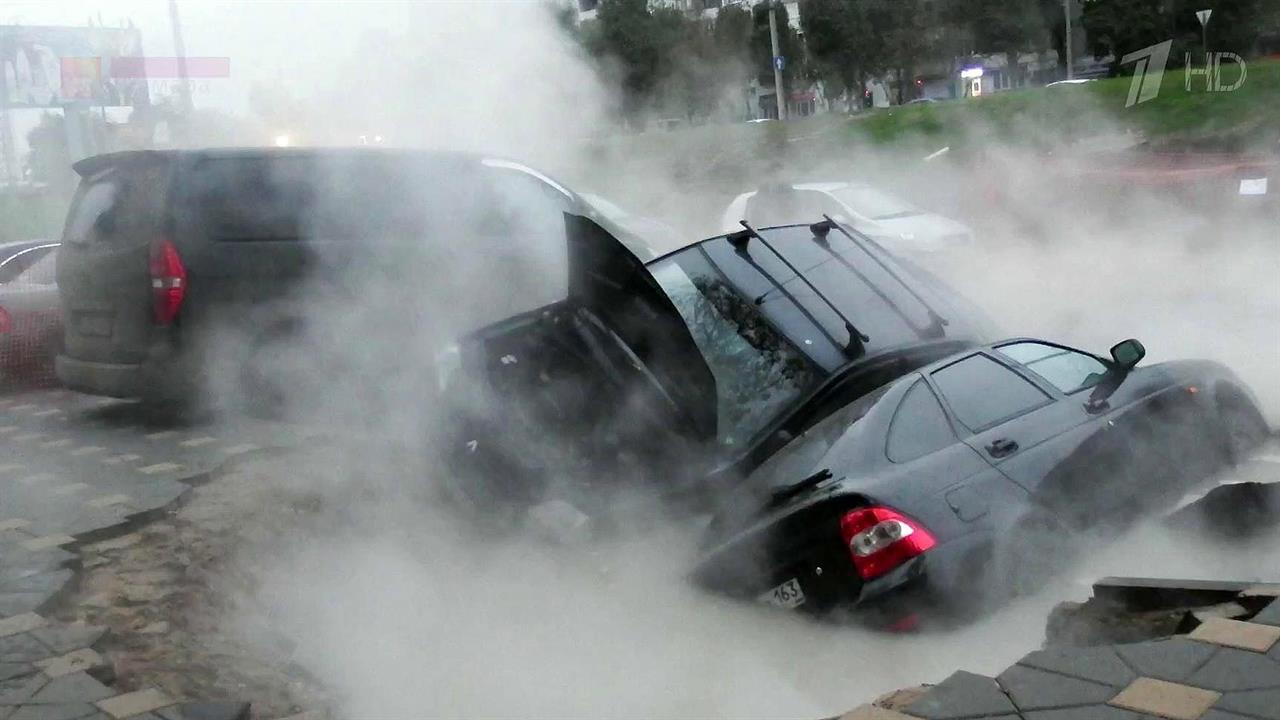 В Самаре две машины провалились под землю из-за аварии на теплотрассе