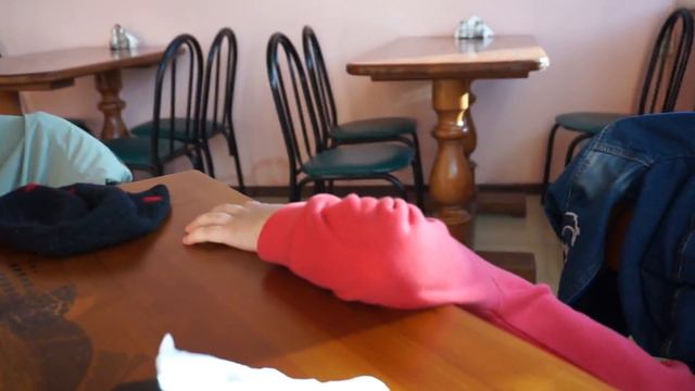 Дети едят сочинский чебурек