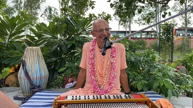 Бхакти Вигьяна Госвами о Рупе Госвами в Тер-Кадамбе. Говардхан-ретрит смотреть онлайн