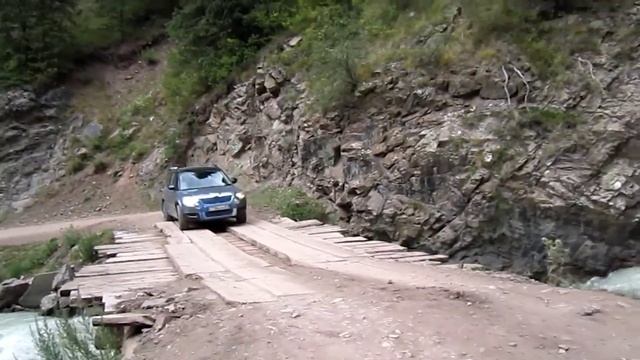 Деревянные мосты в ущельях гор Киргизии смотреть онлайн