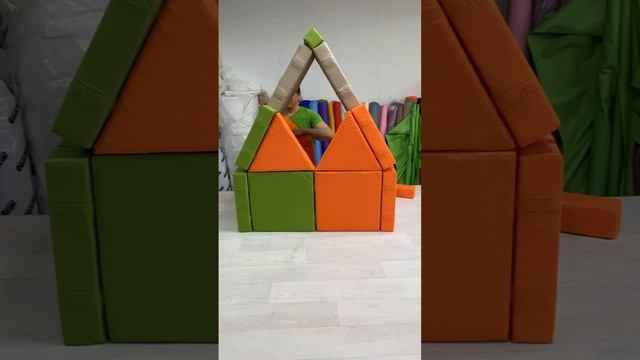 Строим замок из конструктора подушек с магнитным креплением и играем в рыцарей!