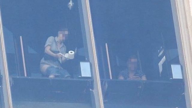 Прозрачная уборная в отеле/Любопытные факты смотреть онлайн