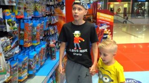 Тиша жАдинА...НЕ хочет делится !!!Tisha greedy ... He does not want to share ice cream !!!