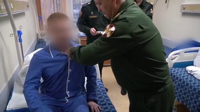 Командующий Центральным округом Росгвардии вручил государственные награды сотрудникам