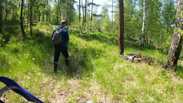 На эндуро мчим по лесу без дорог, из-за травы не видно ям, колею , пни, бревна? смотреть онлайн