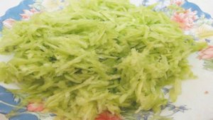 Окрошка на сметане с копчёной колбасой
