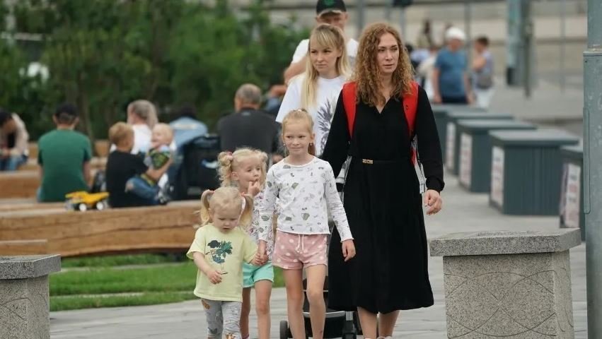 Многодетным семьям в России хотят выплачивать по миллиону рублей за каждого ребенка