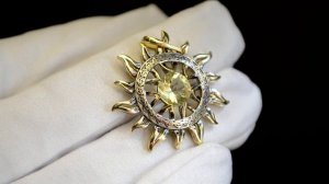 Славянский золотой кулон-подвеска Солнце из жёлтого золота с камнем ортоклаз