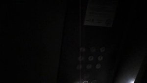 Механик перезапускает лифт