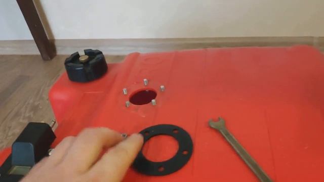 Установка электронного датчика уровня топлива в бак лодочного мотора. смотреть онлайн